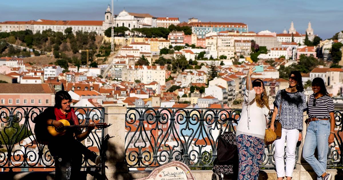 Tourism in Portugal suffers 'deviations' over Easter