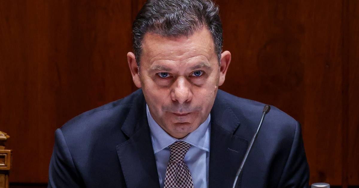 Primeiro-ministro diz que não quer "esconder" clientes: Entidade da Transparência fez 38 pedidos a Luís Montenegro