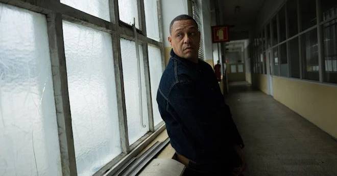 Música nova para o fim de semana: o regresso de Carlão, a honra de Flea e a esperança de Raye