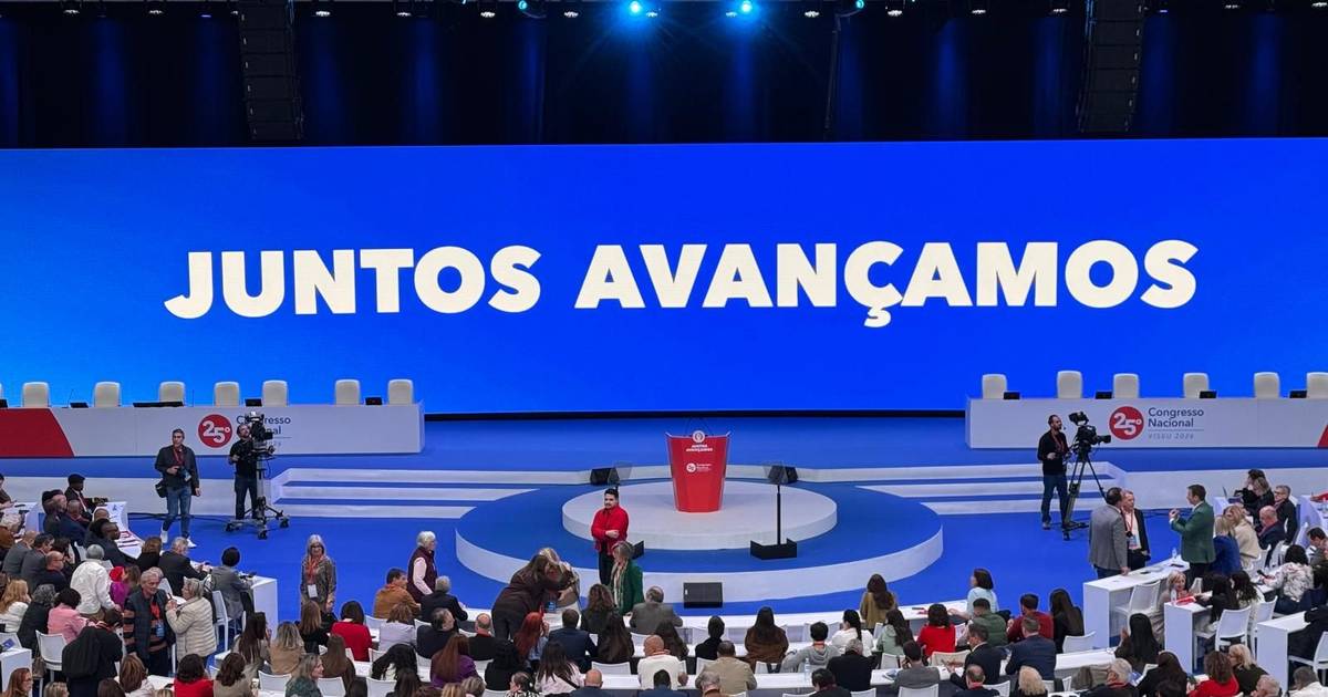 Carneiro elogia artigo de Cavaco à entrada para congresso