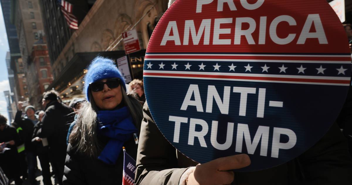 Milhares participam em mais de 3.300 manifestações “No Kings” contra políticas de Trump