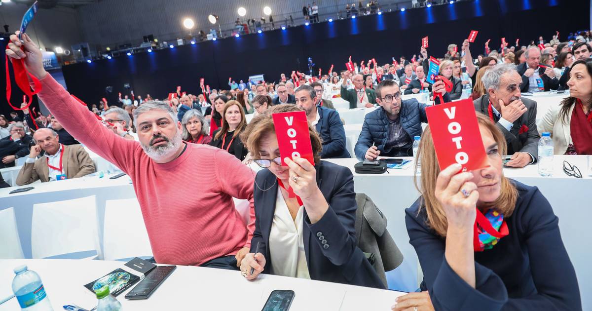César tentou acalmar as hostes, mas questão constitucional dominou discussão no congresso do PS