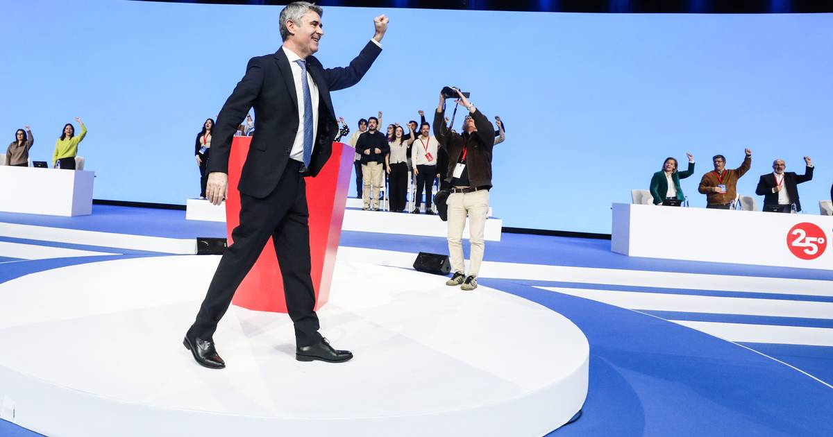 Pela democracia em “perigos reais”, Carneiro promete “dar a vida” e pressionar Montenegro a governar melhor