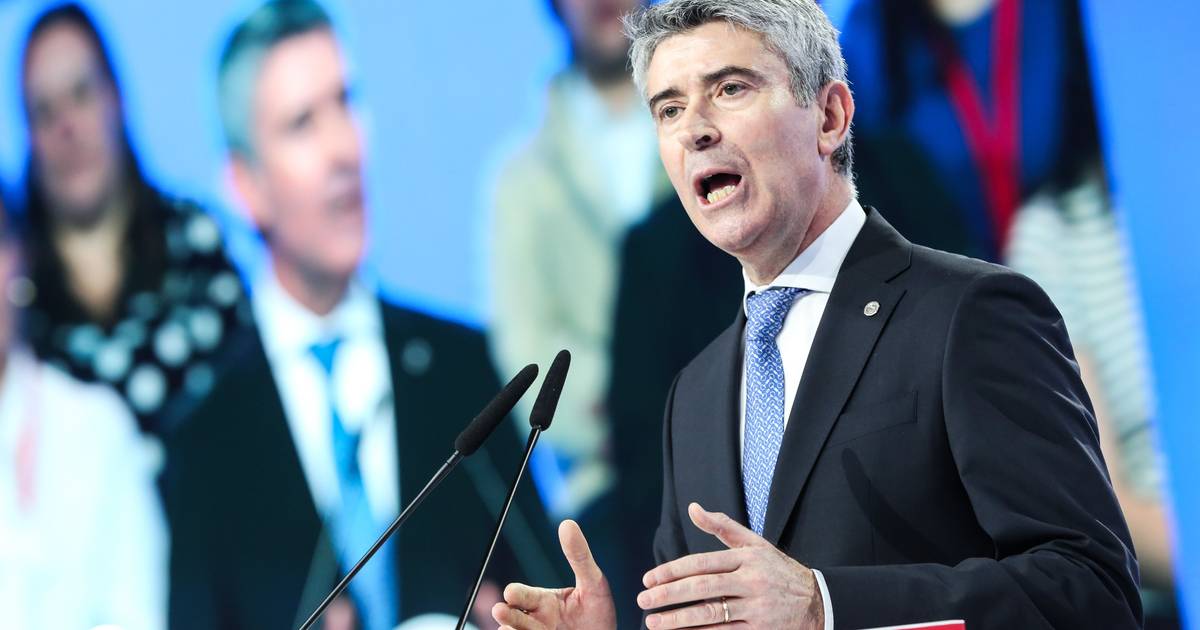 Carneiro atira a Montenegro e diz que "a direita democrática está numa rampa deslizante para a extrema-direita”