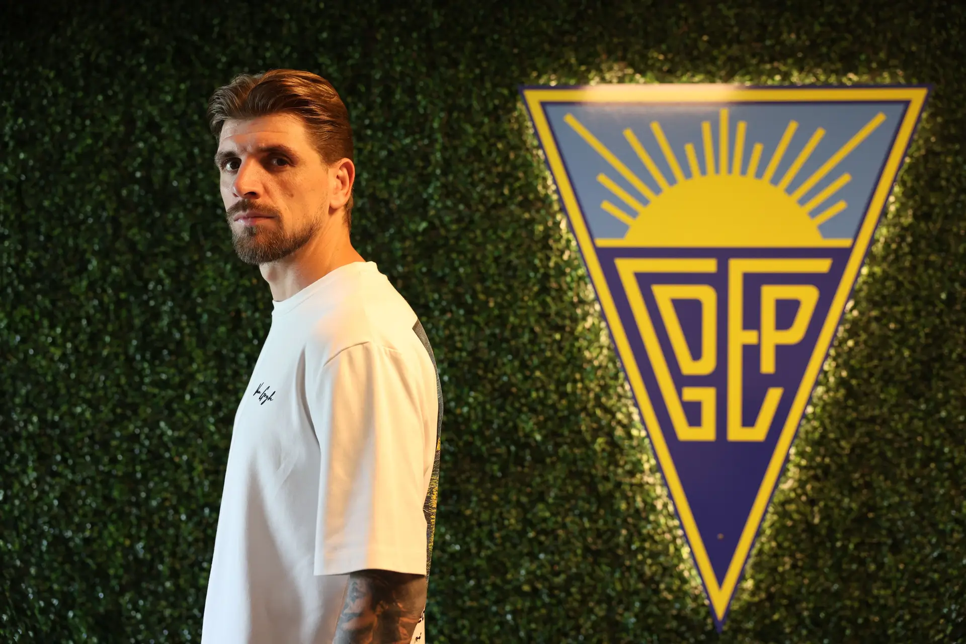 “Estive oito meses sem clube. Isolei-me completamente. Foi duro. Antes de vir para o Estoril pensei que o futebol tinha acabado”