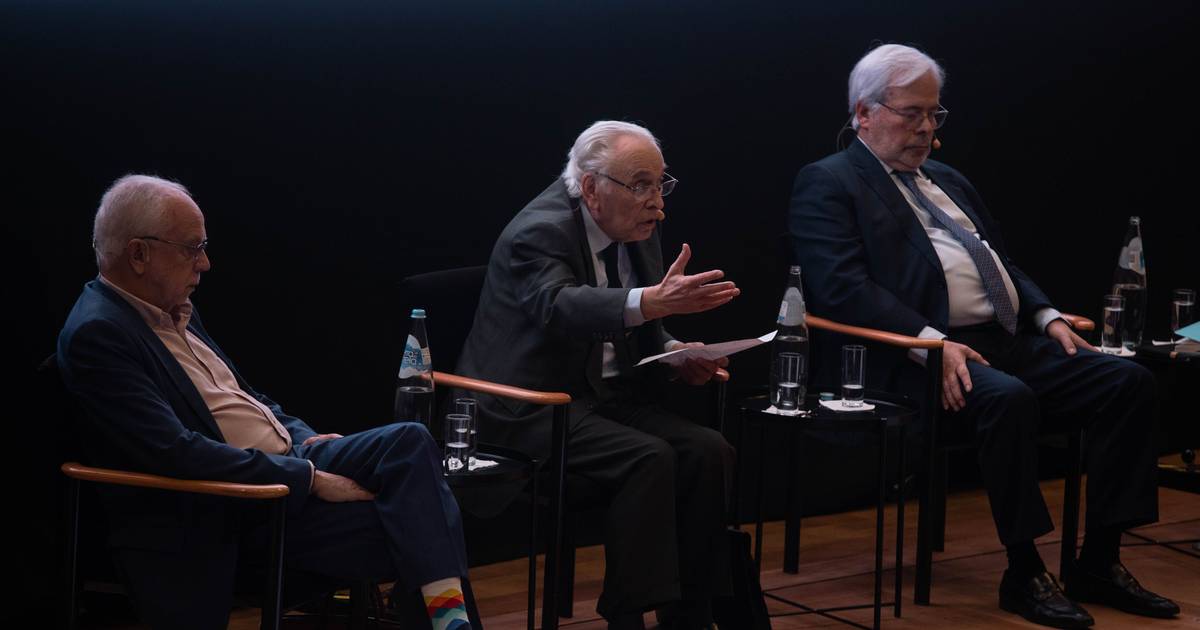 Antigos presidentes do TC contra revisão que “diminua consenso constitucional”