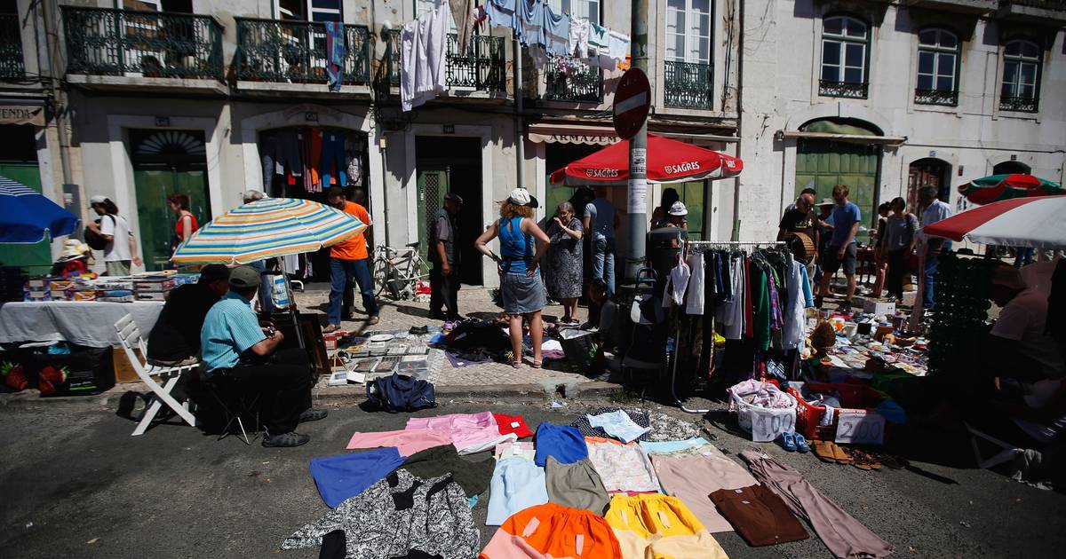 “Gasto 20 [euros] e há dias em que não consigo fazer 30”: Feira da Ladra com cada vez menos clientes desde o início da guerra no Irão