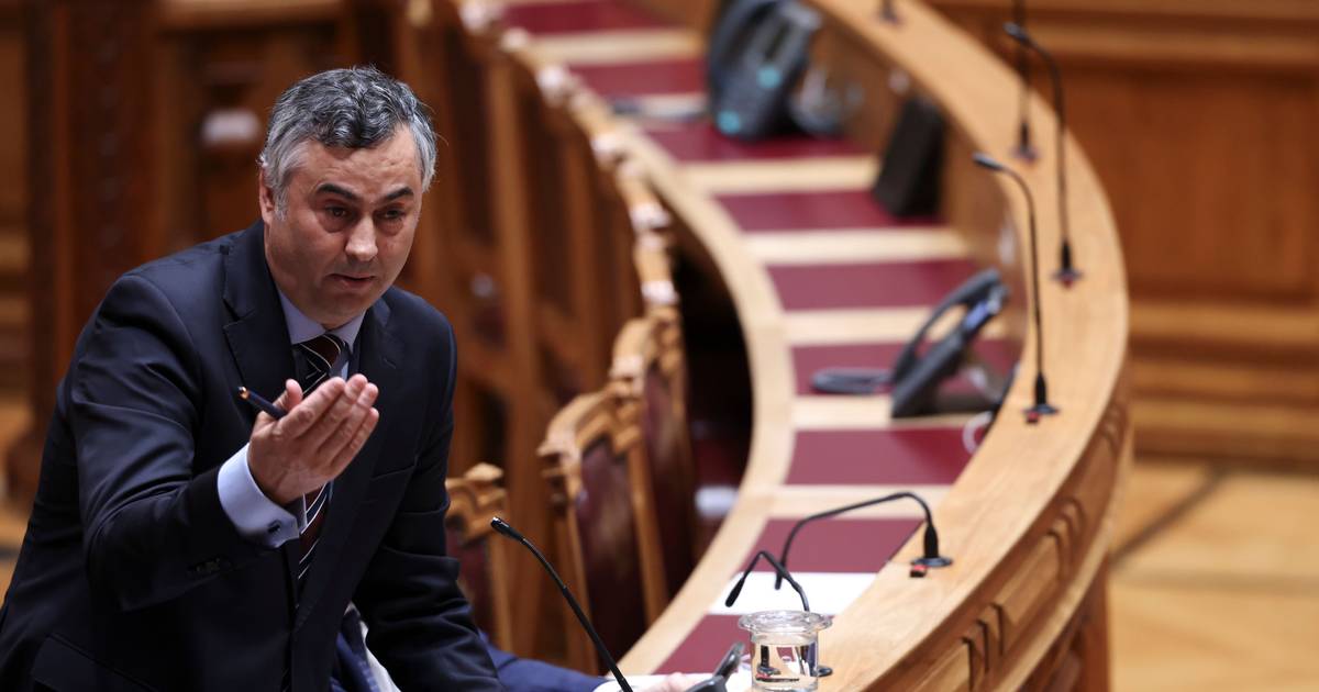 Ministro da Educação reconhece falta de professores, mas garante que números de alunos sem aulas estão “sobrestimados”