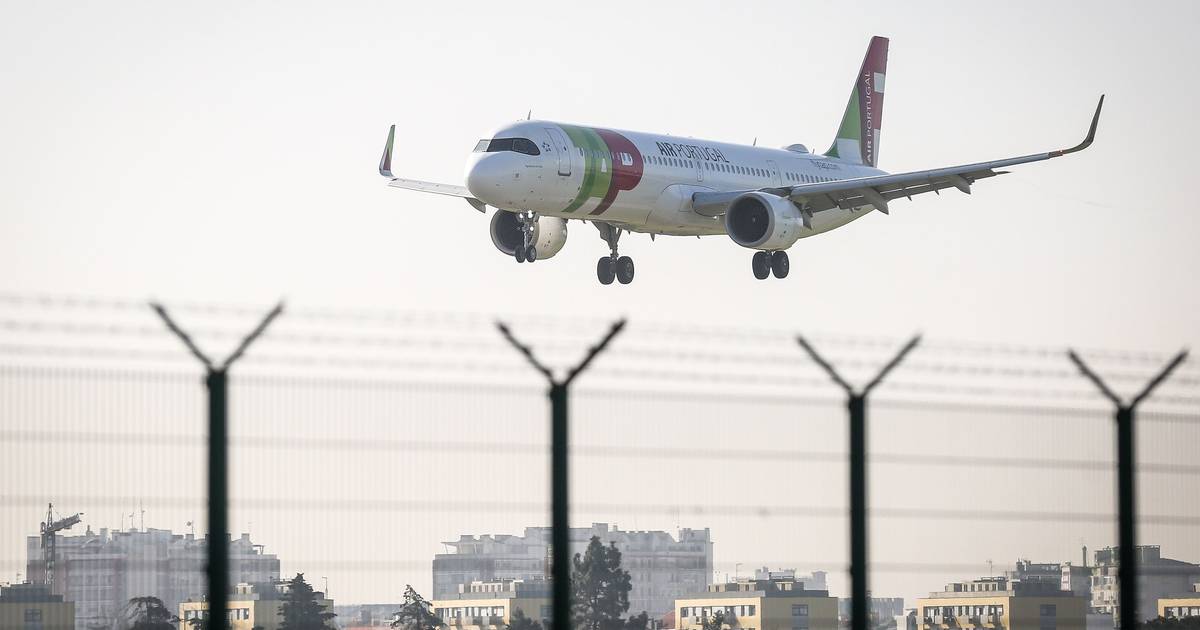 Aviação: há um “risco sistémico” de crise de abastecimento de combustível na UE se Ormuz não reabrir nas próximas três semanas