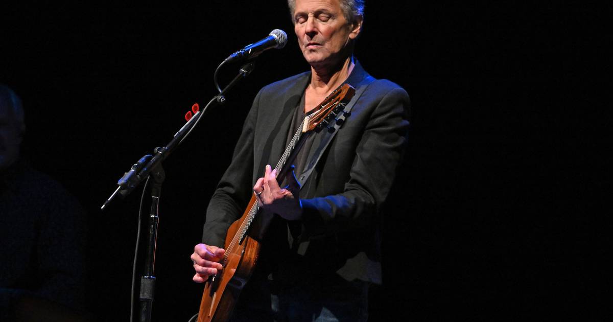 Lindsey Buckingham dos Fleetwood Mac foi atacado por uma mulher com substância desconhecida