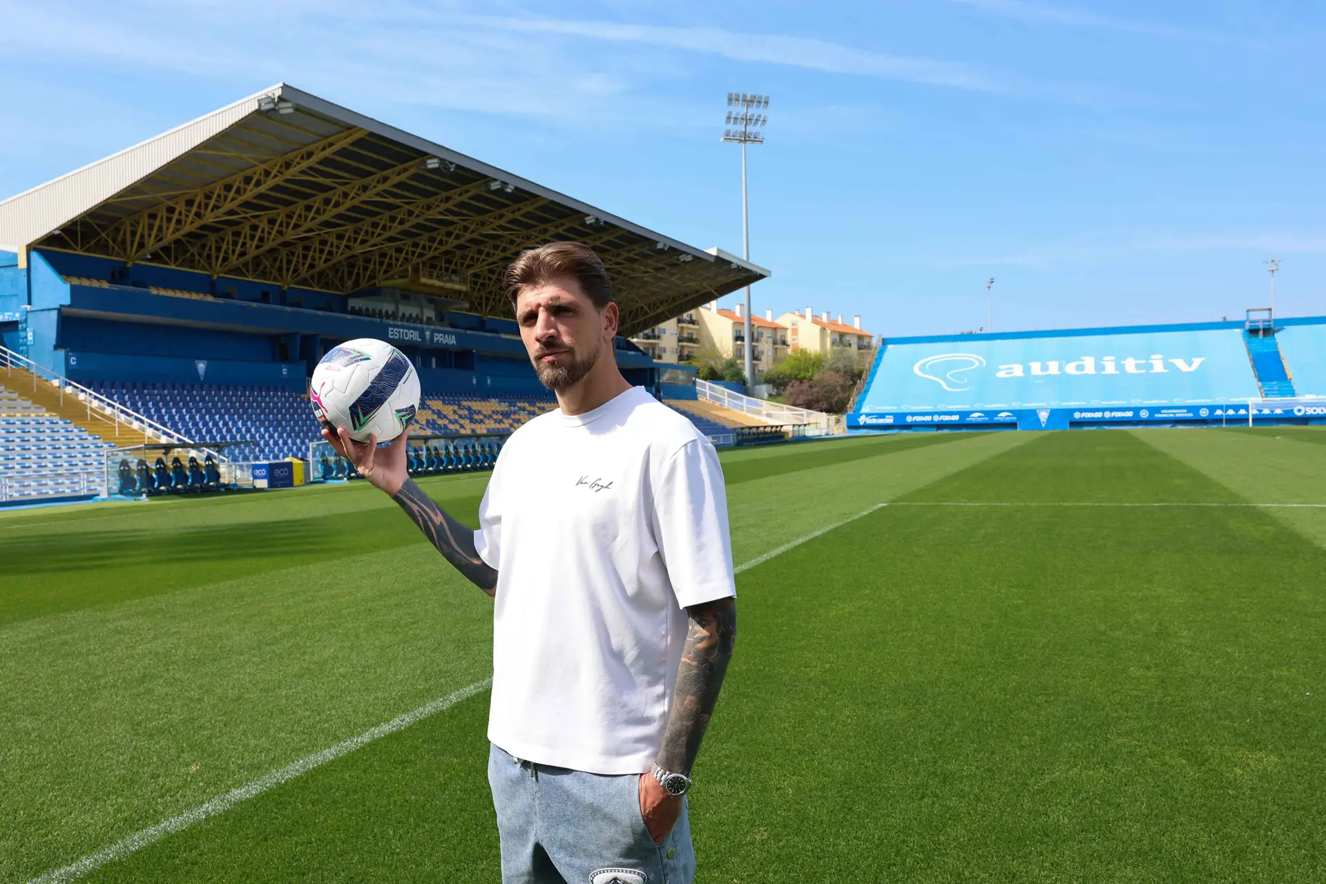 Xeka fotografado no Estádio António Coimbra da Mota no dia em que foi entrevistado por Tribuna Expresso