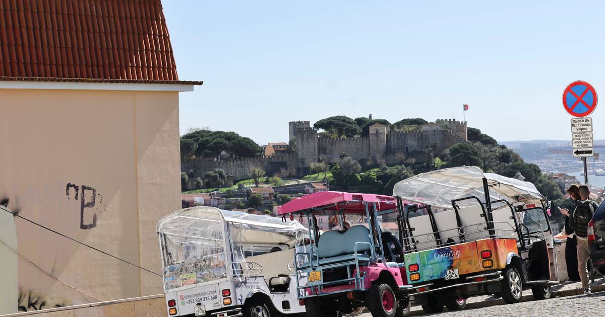 “In peak season it is unbearable, it turns into Disneyland”: new rules for tuk-tuks in Lisbon have not solved the problems