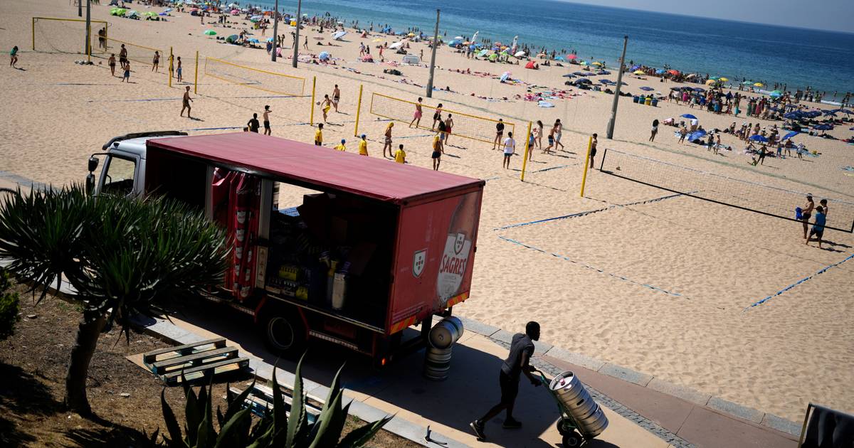 A sexta-feira é Santa, mas também é de calor: praias cheias com banhistas a mergulhar no mar que ainda é de “inverno”