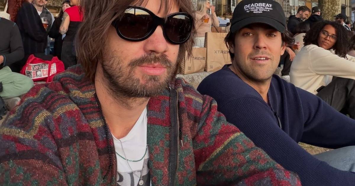 Os Tame Impala foram ver o pôr-do-sol ao Passeio das Virtudes, no Porto: “Quando o Kevin Parker faz ‘photobomb’ ao teu vídeo”