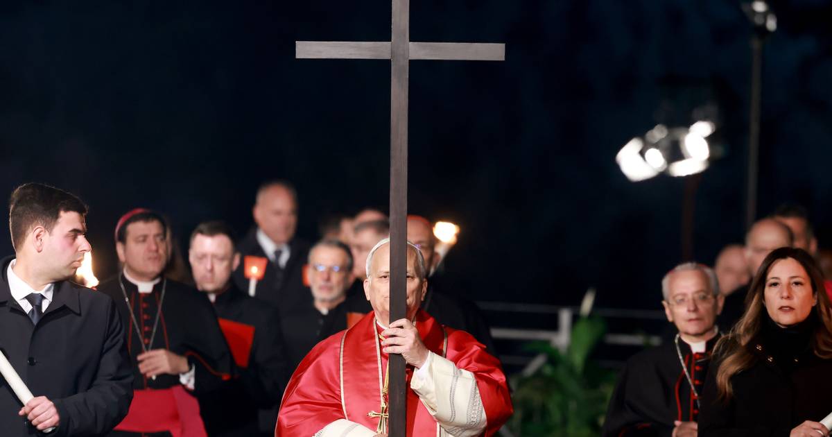 Há mais de 30 anos que não acontecia: Papa Leão XIV recupera tradição de transportar cruz na via-sacra (veja as imagens)