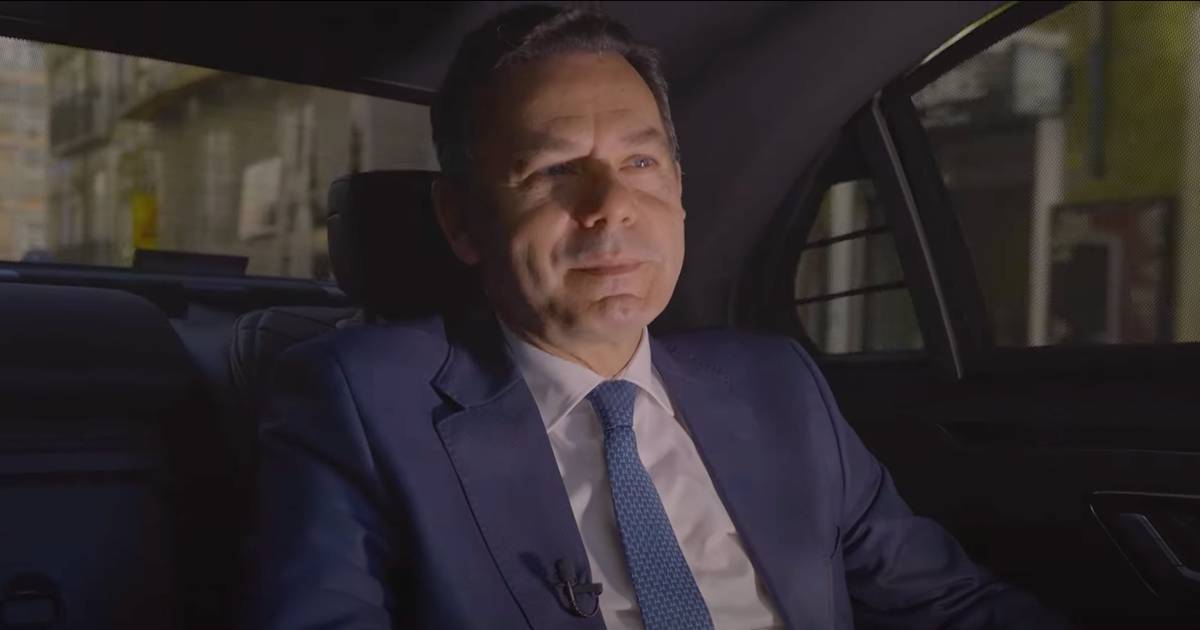 Montenegro sem cinto em vídeo do Governo no dia em que Operação Páscoa soma 18 mortos nas estradas