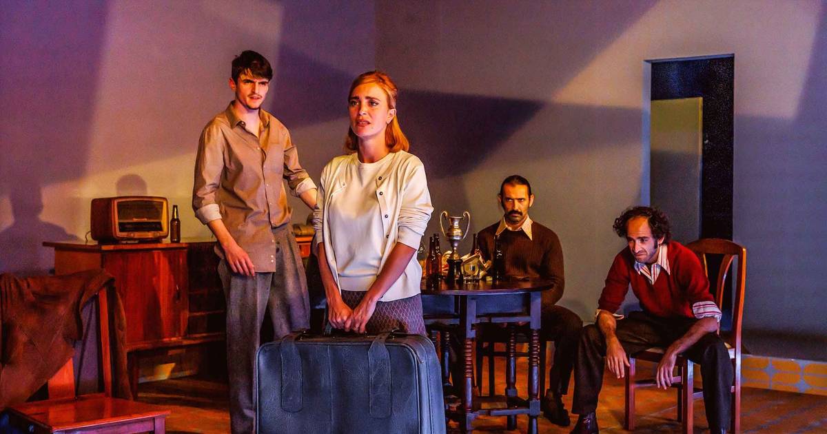 “Um Assobio no Escuro”, violenta peça de Tom Murphy, não é de ontem: é uma história de todos os tempos e de toda a gente