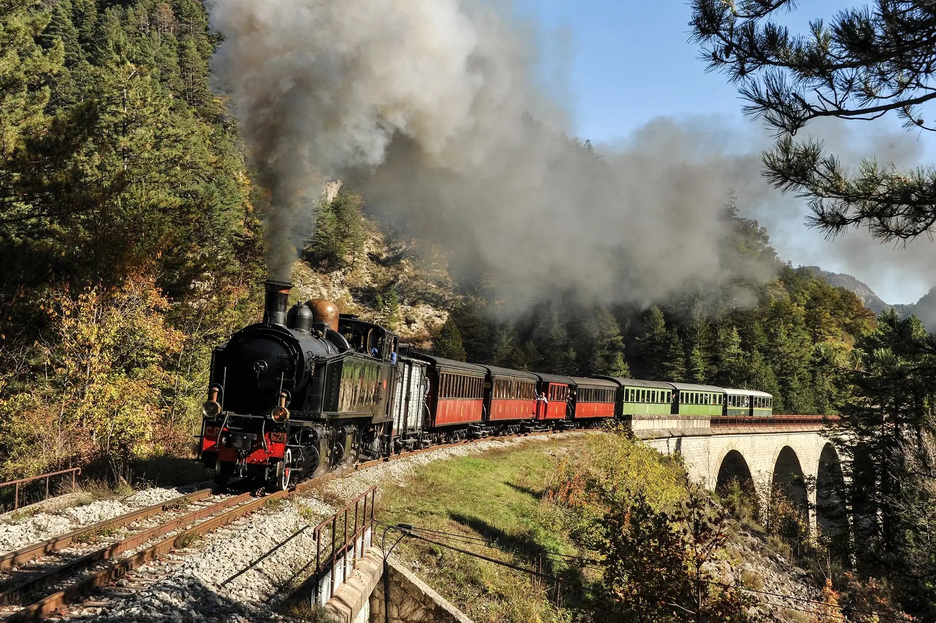  O “comboio das pinhas” a atravessar o viaduto de Donne, o mais alto da linha ferroviária da Provença