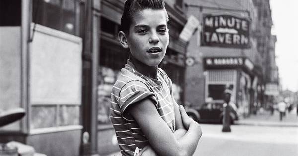 Morreu como viveu, sozinha: o génio escondido de Vivian Maier, uma das maiores fotógrafas do século XX, chega ao Porto