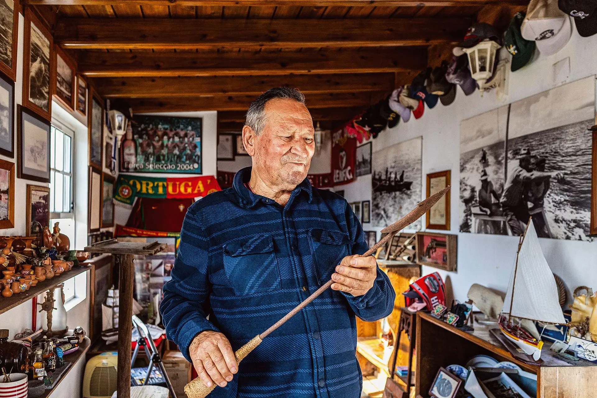 Almerindo Lemos segura um dos instrumentos que utilizava na caça à baleia