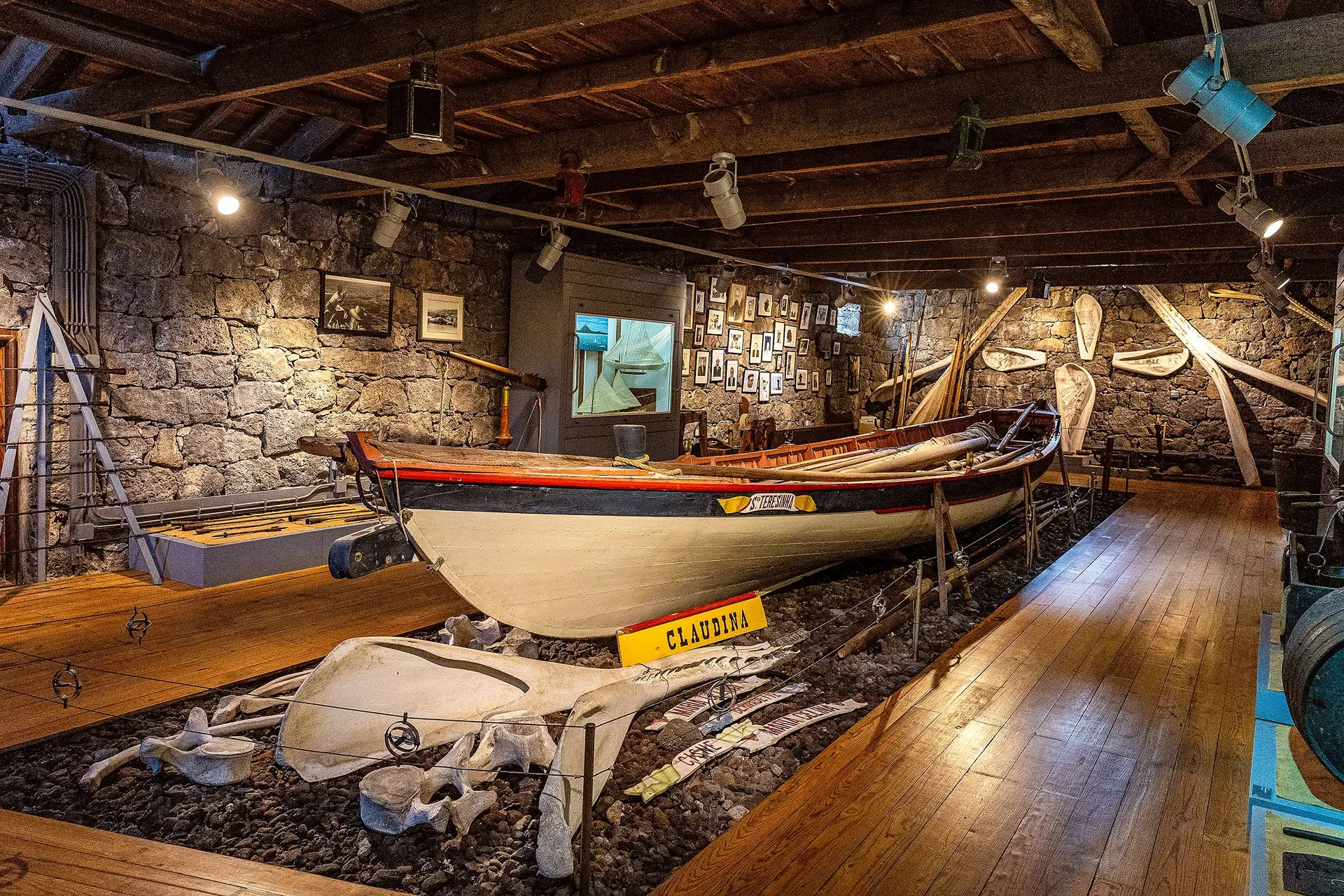 Bote baleeiro utilizado na baleação exposto no Museu das Lajes do Pico