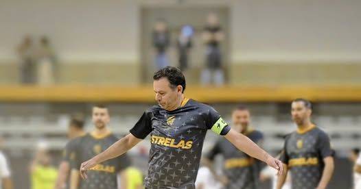 Inimigo Público: Luís Montenegro filmado a jogar futsal sem usar caneleiras