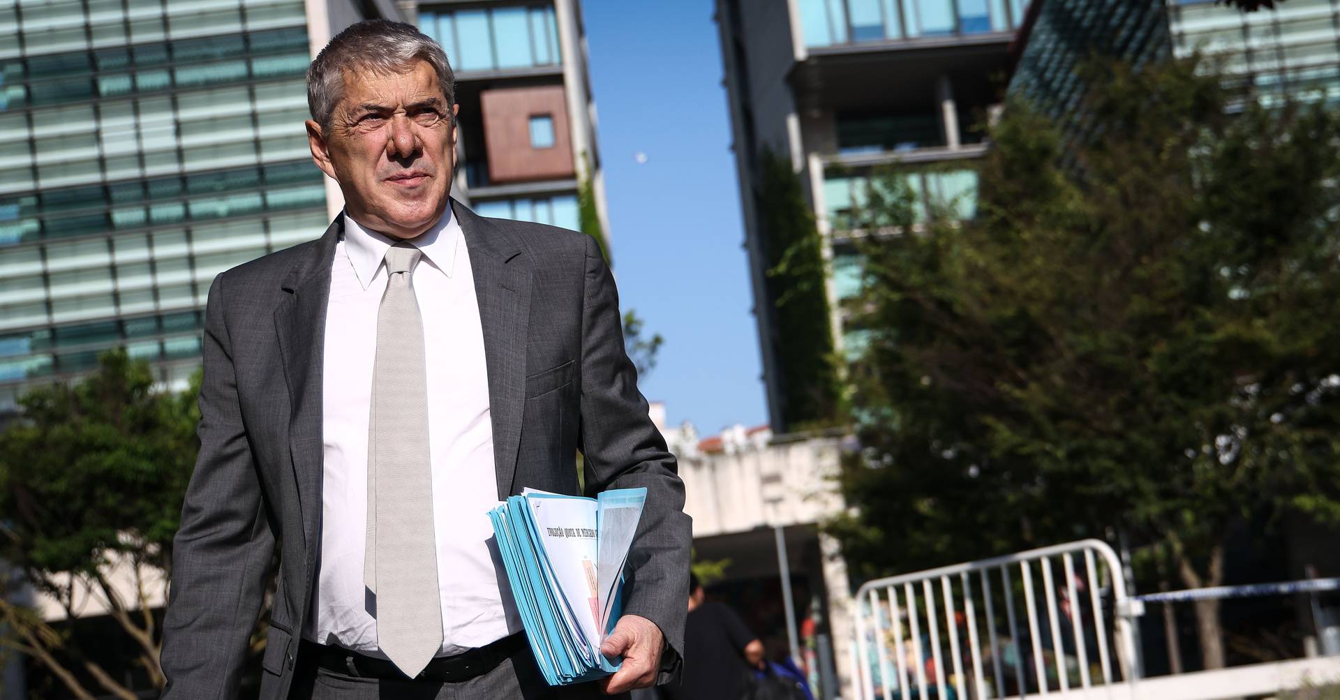 Sócrates paralisa julgamento com providência cautelar