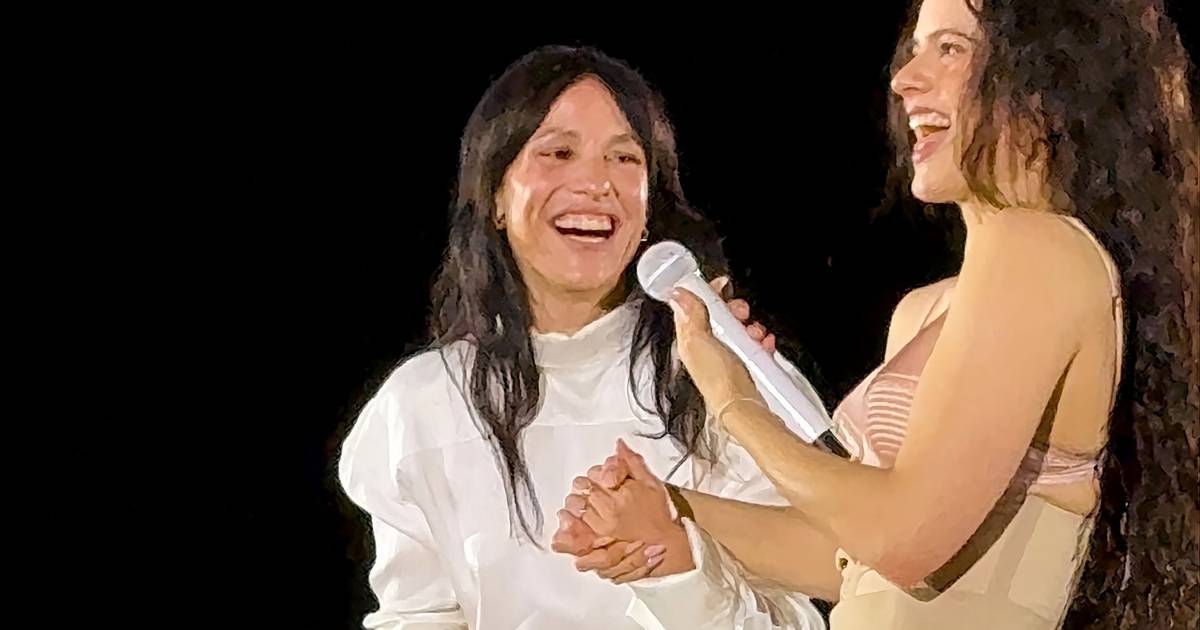 Rosalía faz dueto com Carminho em concerto na Meo Arena: “Quando esta mulher canta, parte-me em duas”