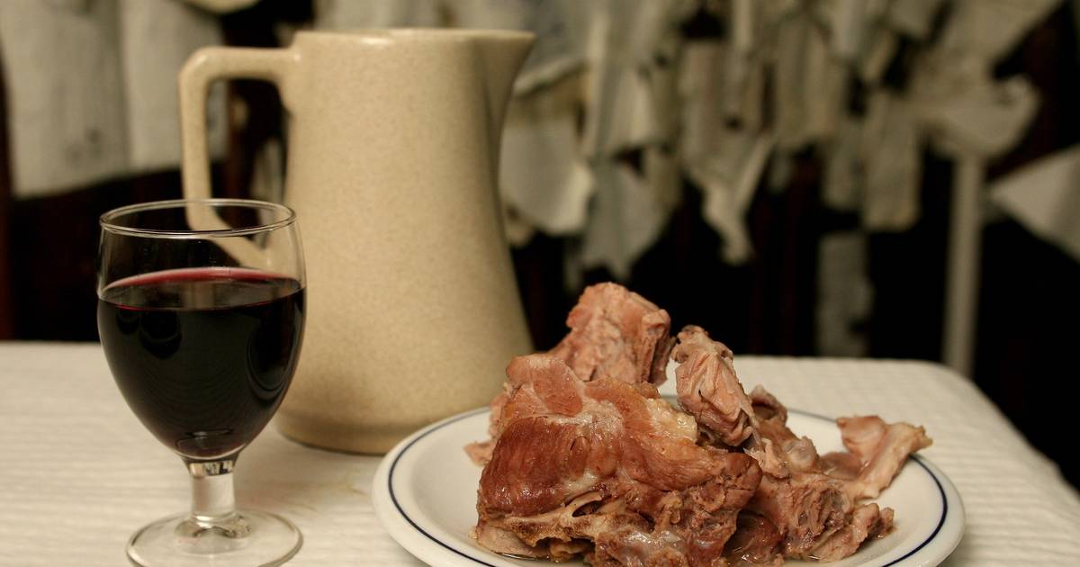 Bifanas, ossos e memórias: estas tascas são de paragem obrigatória em Coimbra