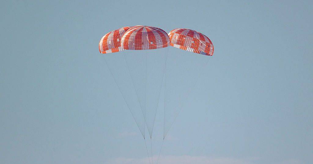 De volta à Terra: astronautas da Artemis II aterram em segurança no Pacífico ao fim de 10 dias de viagem à Lua