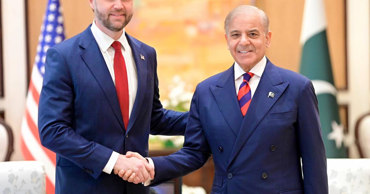 Otimismo, contradições e ameaças marcam primeiro dia de negociações entre EUA e Irão