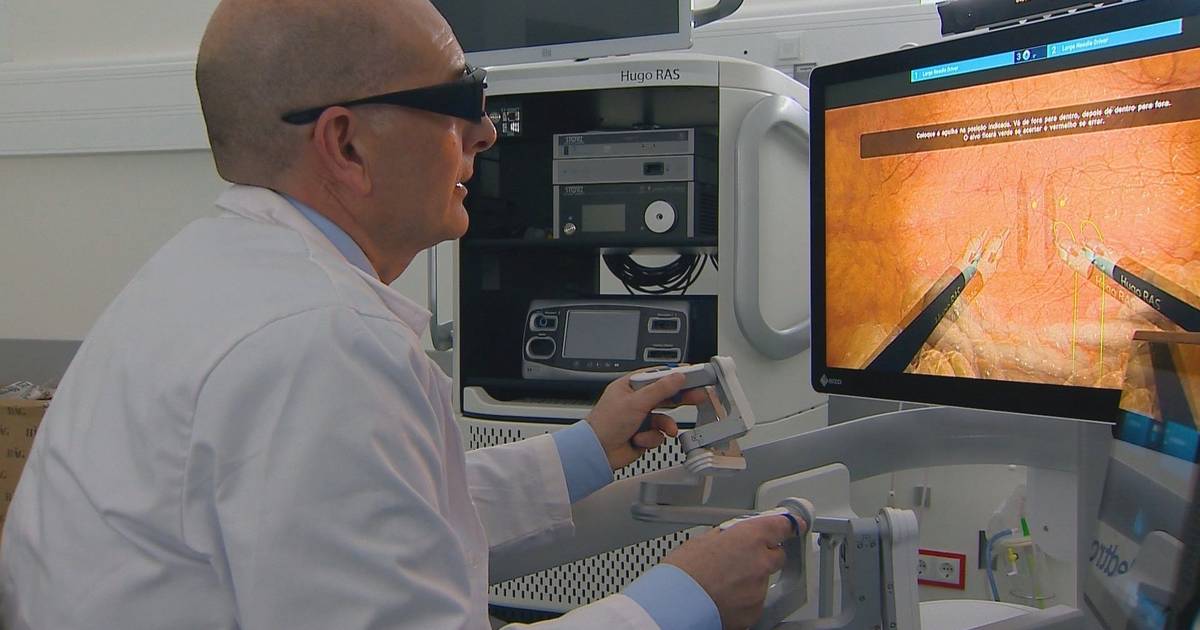 Chama-se Hugo e "parece uma mosca dentro do corpo humano": novo robot cirúrgico permite operações a 30 quilómetros