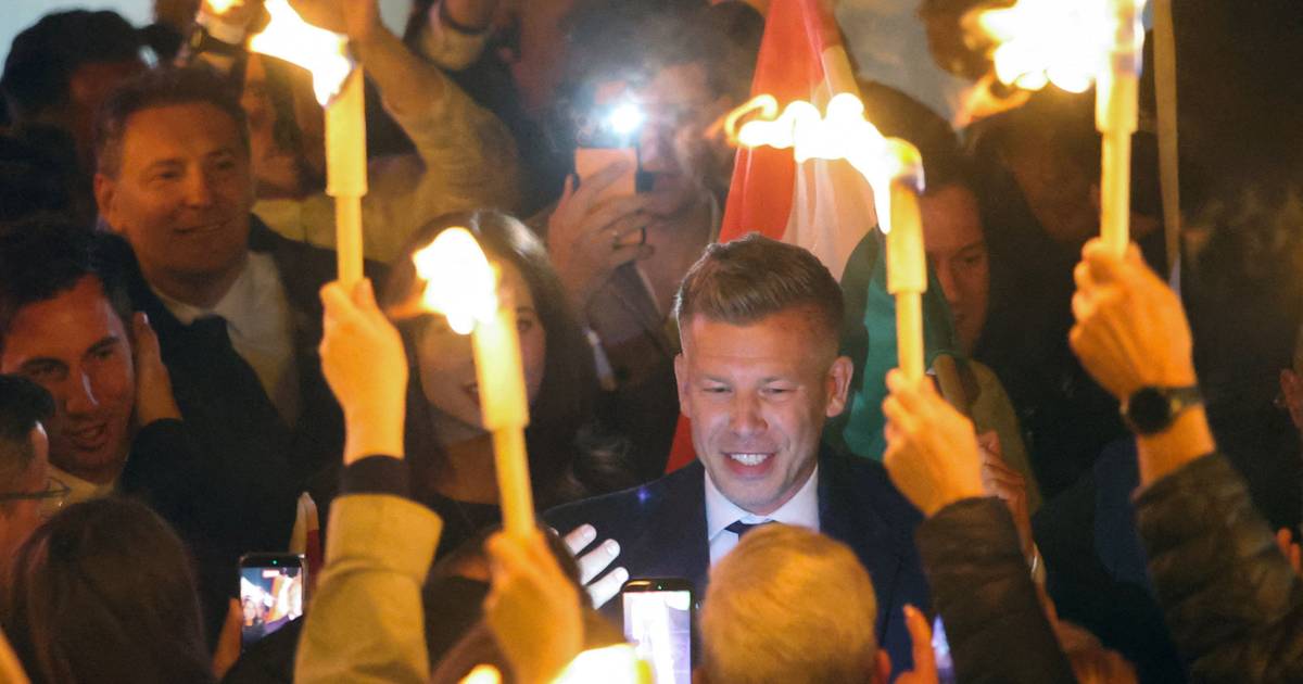 “Libertámos a Hungria, vimo-nos livres do regime de Orbán”: As fotografias da apoteose que recebeu Péter Magyar em Budapeste