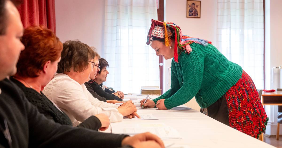 Registada grande afluência às urnas na Hungria; Orbán e Magyar já votaram