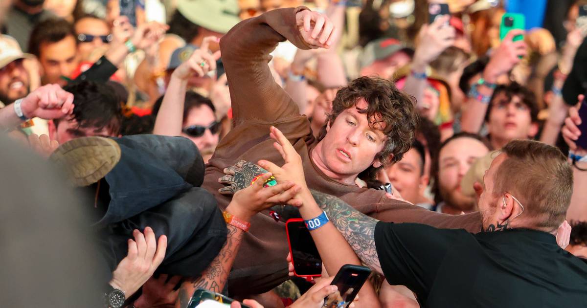 Coachella 2026: concerto dos Turnstile começou com mensagem do pai do vocalista Brendan Yates