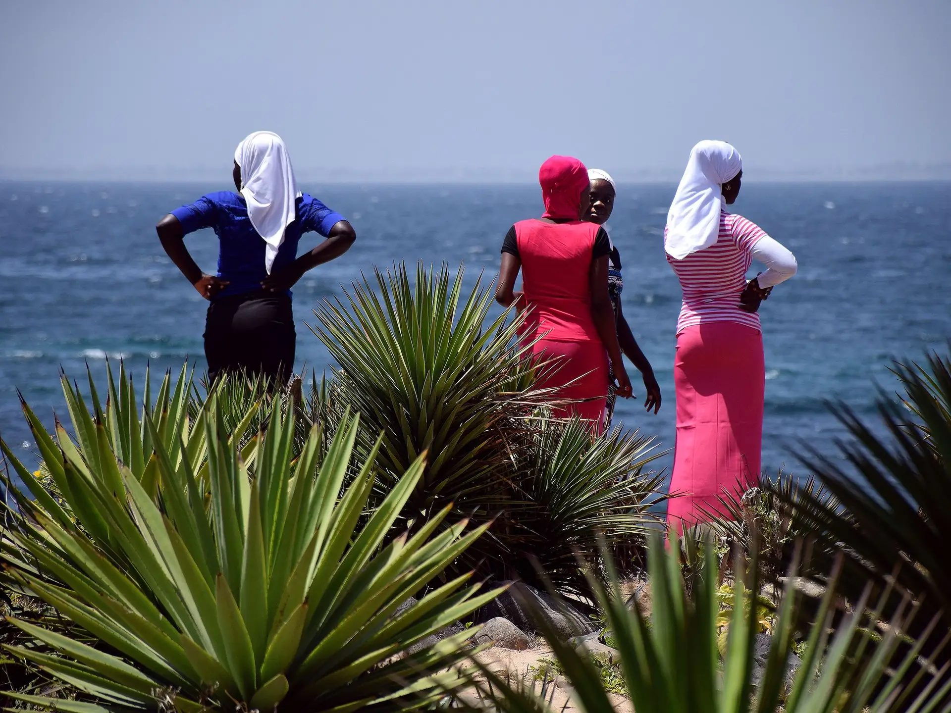 Mulheres aguardam o <span class="italico">ferry </span>para Dacar, em Gorée