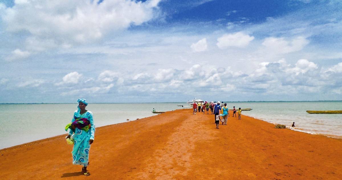 On the slave route through West Africa, with facts, emotions and other 'ghosts'