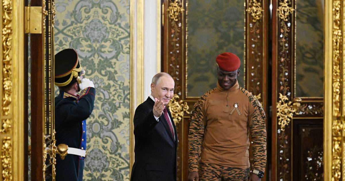 “A democracia mata”: Presidente interino rompe com França, aproxima-se da Rússia e consolida regime militar no Burkina Faso