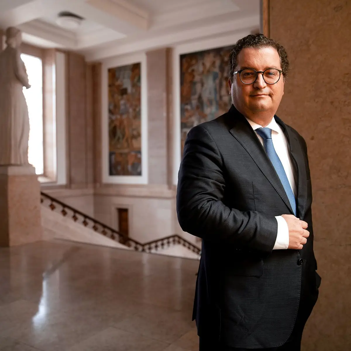 IVA na Restauração e Hotelaria: Ministro das Finanças Lança Desafio ao Parlamento