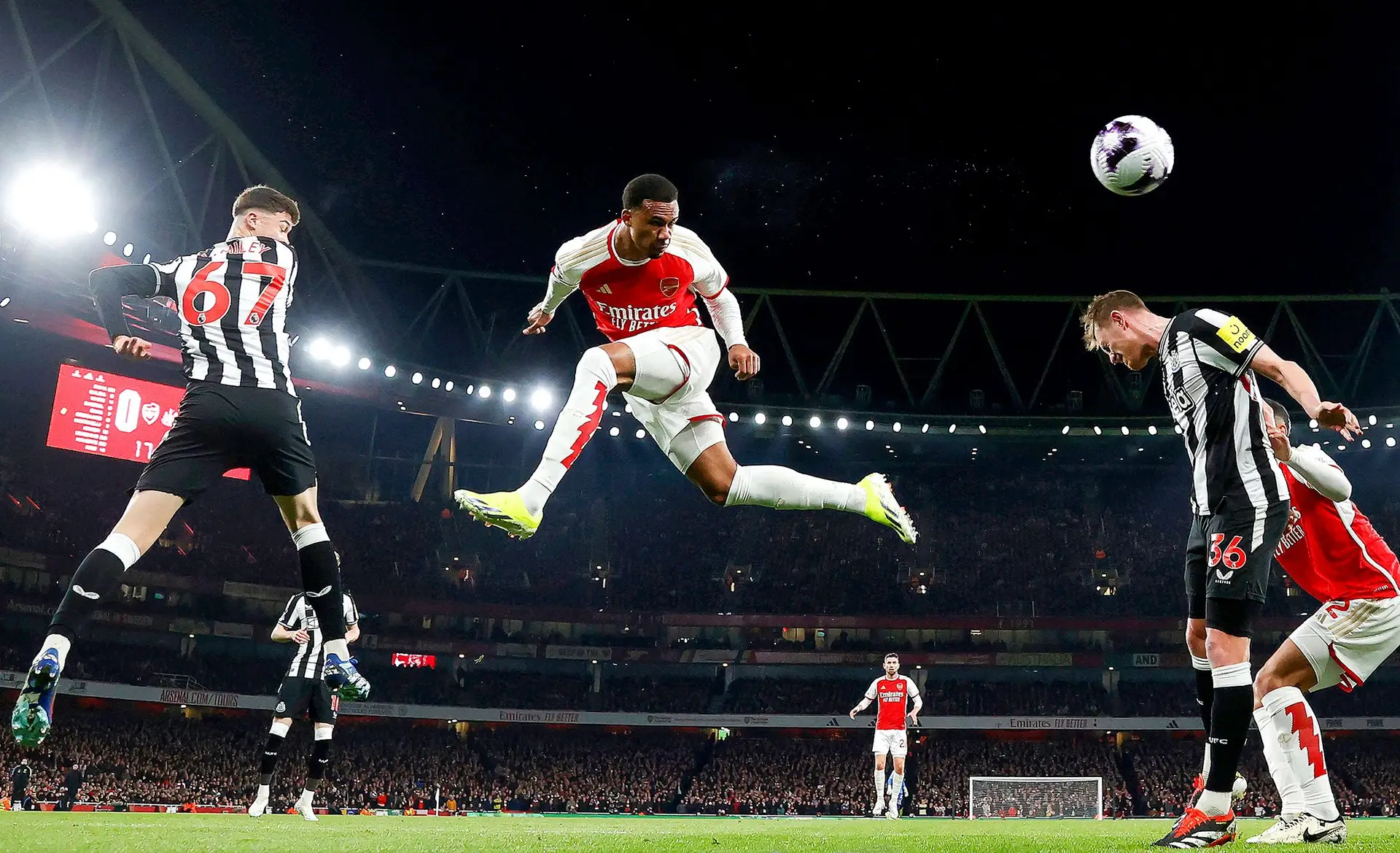 O Arsenal é a equipa que mais golos marcou na Premier League na sequência de cantos: 16