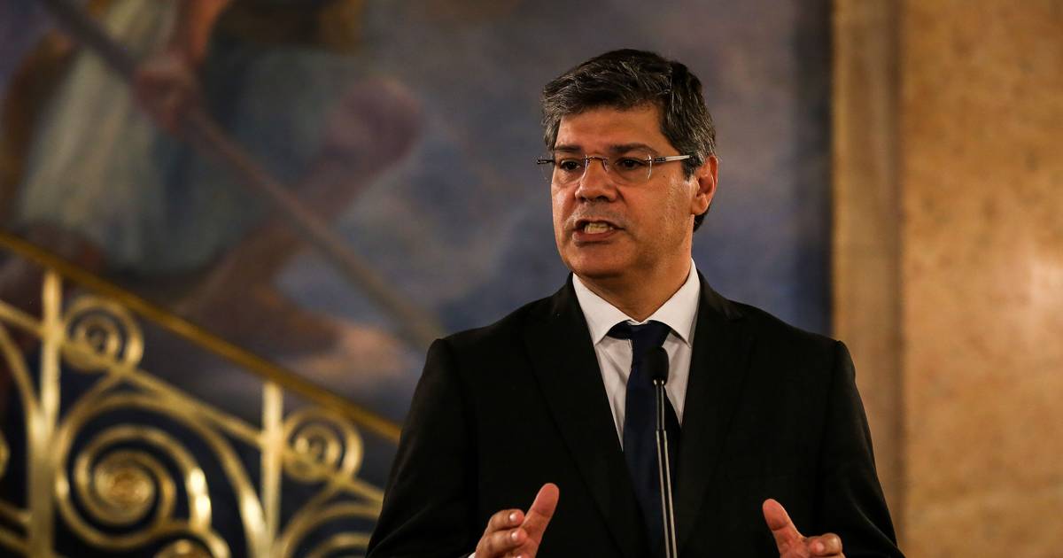 PS não exclui comissão de inquérito aos exames, mas antes quer usar outros "passos de escrutínio parlamentar"