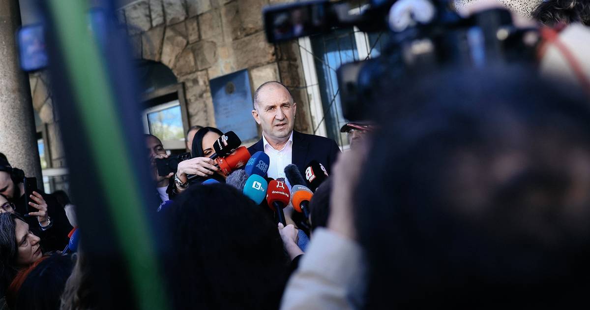 Eleições legislativas na Bulgária ganhas por ex-presidente com posições próximas da Rússia