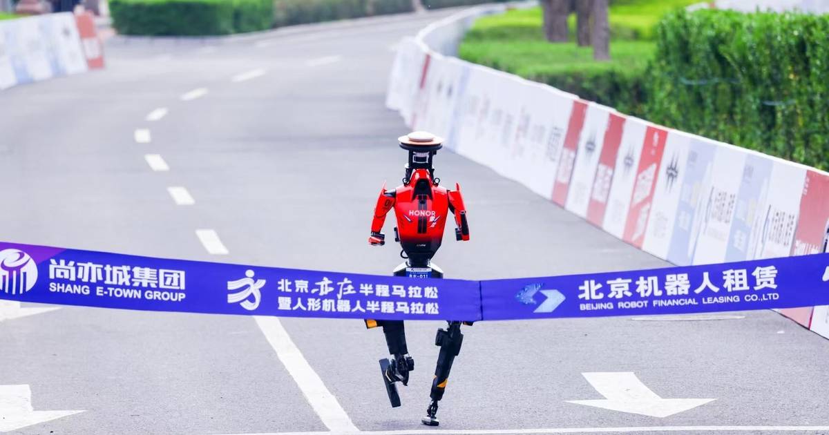 Robô chinês bate recorde mundial humano em meia-maratona de Pequim