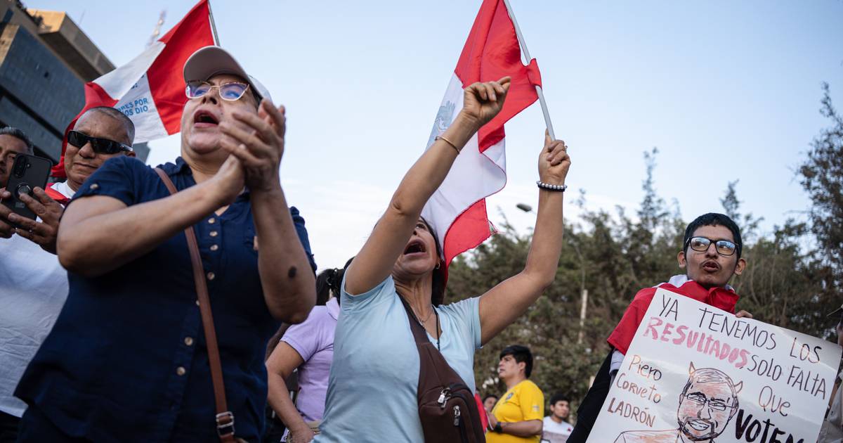 Milhares protestam no Peru contra alegadas fraudes nas eleições presidenciais