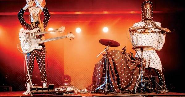 O mistério Angine de Poitrine, o duo que desafia o algoritmo e volta a Portugal em agosto: mas afinal que banda é esta?