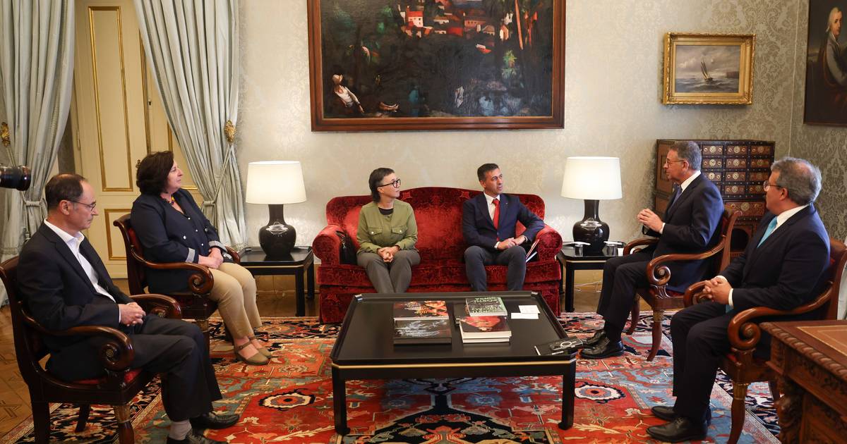 Seguro nomeia Gustavo Cardoso como consultor para "política estratégica" e levou assessores diferentes às reuniões patrões e sindicatos