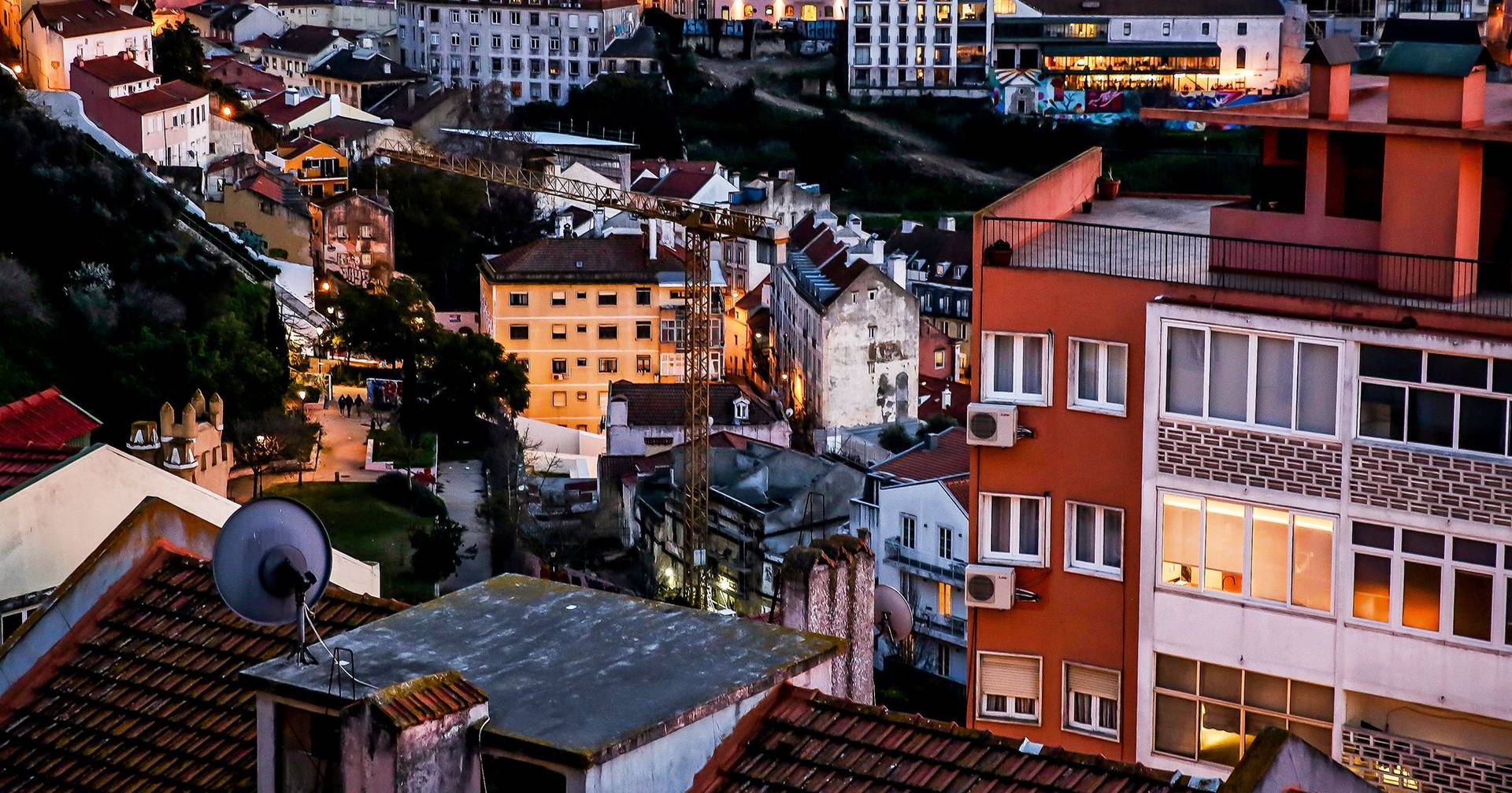 What obstacles do public housing policies face in Portugal?