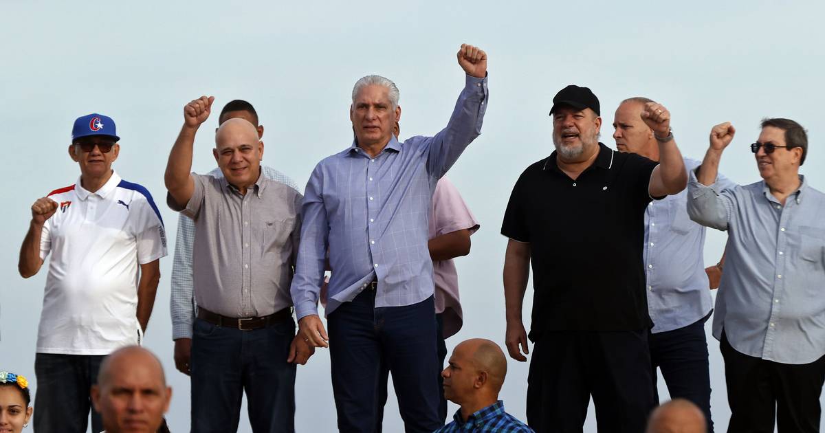 Presidente cubano admite risco de agressão dos EUA e diz que país deve preparar‑se para defender a soberania