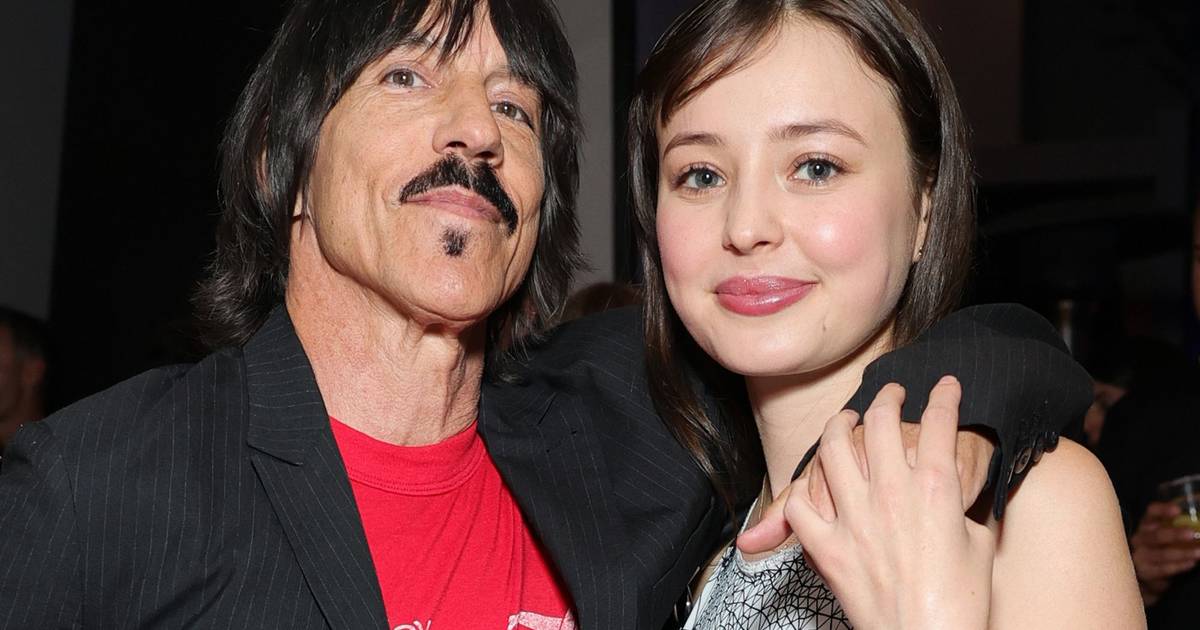 “É o teu pai?”: namorada de Anthony Kiedis, dos Red Hot Chili Peppers, escreve sobre os 33 anos de diferença que os separam