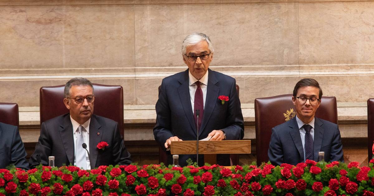 Aguiar-Branco alerta para "entricheiramento" dos políticos e "remédios populistas" que "fecham portas"